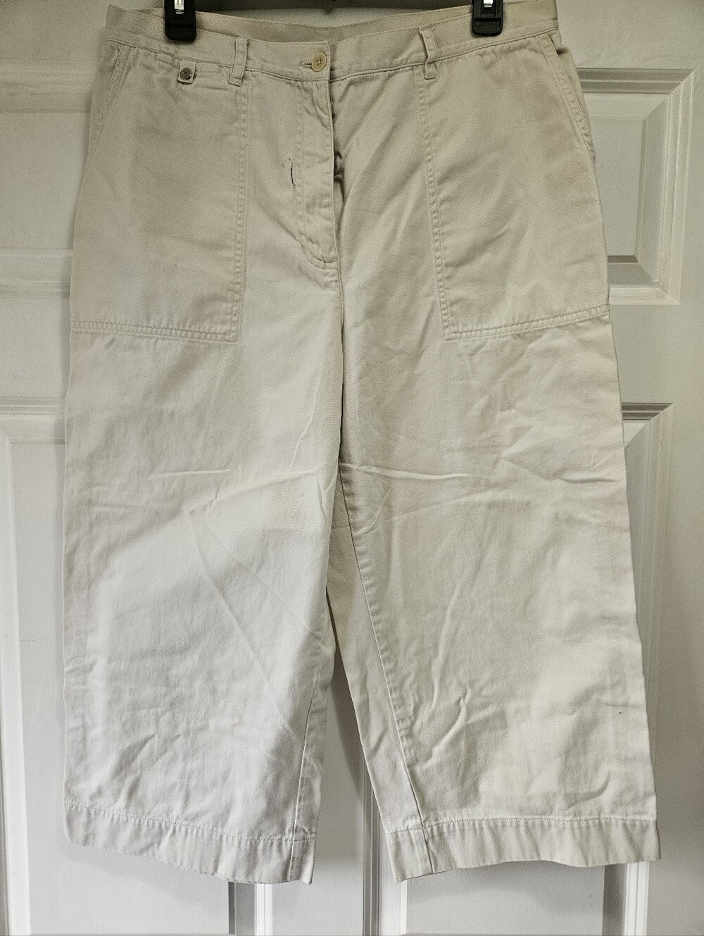 Abercrombie & Fitch Off White Capri Length Cargo Pants with Front Patch Pockets